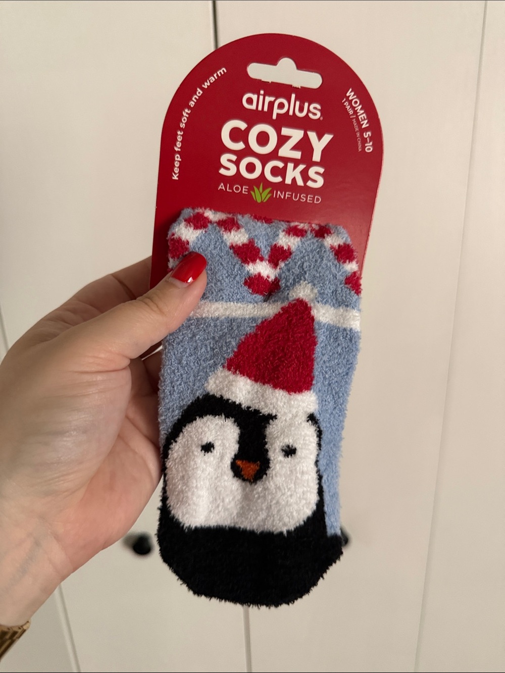 airplus Cozy Penguin Aloe-Infused Fuzzy Socks - Light Blue & Red Sz 5-10 NWT